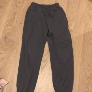 Gråa mjukisbyxor från H&M, storlek xs  - Jag säljer mina gråa mjukisbyxor pga förlånga. Använda typ 3-4 gånger och har tvättats typ 1 gång. Storlek xs och är jättesköna.