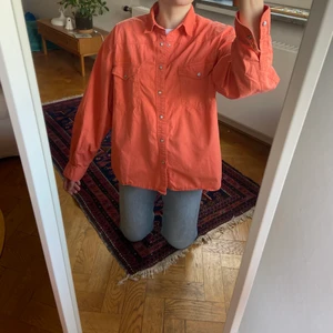 Skjorta  - Skjorta i en fin aprikosorange färg. Köpt i en vintage butik i Amsterdam. Amerikanskt märke ”Best in Town”. I bra skick. Är 170cm och skjortan är ganska oversized på mig. Storlek Large. 