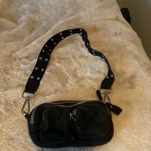 Svart väska - Det är den mindre väskan..😊 köpare står för frakt!