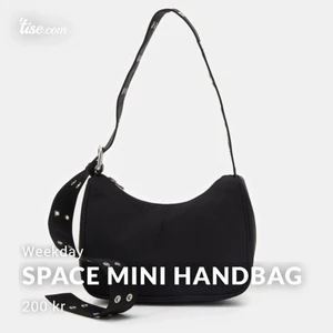 Space mini handbag - Svart axelremssväska från Weekday med justerbar axelrem 👜 I nyskick och finns inte att köpa i butik längre!!