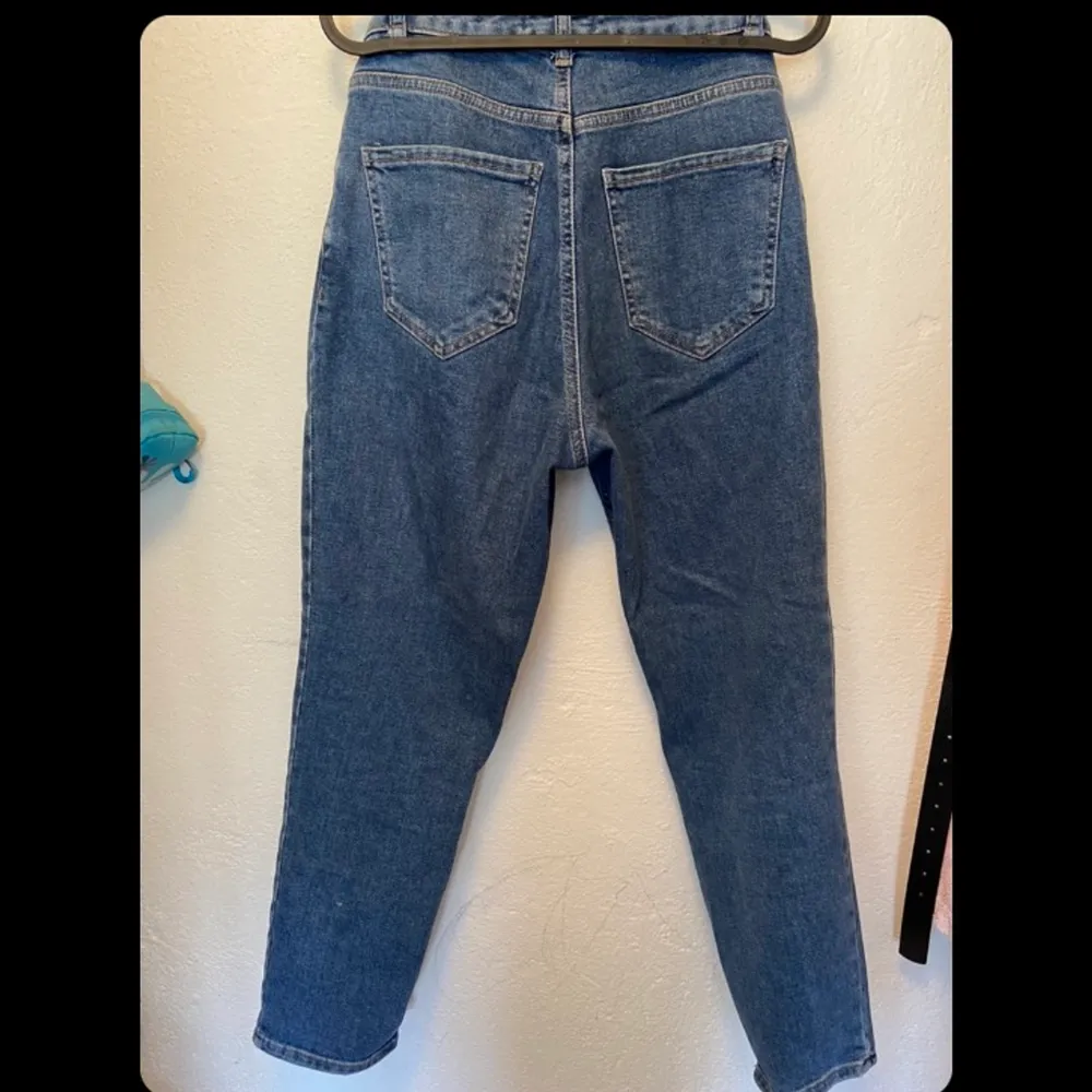 High waist Mom jeans köpta i Turkiet i stl 28 (turkisk stl), jag har stl S i byxor och de är lite för stora för mig. Skulle säga att den passar M för en tight passform men S för lite oversized. Vid leverans tillkommer frakt kostnad.. Jeans & Byxor.