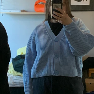 Superfin stickad kofta - Säljer min superfina och härliga blåa stickade kofta. Den är använd en gång så i superfint skick. Säljs då den tyvärr inte kommer till användning. Hoppas nu på att denna sköna hittar ett nytt hem där den kommer älskas. Frakt tillkommer. 