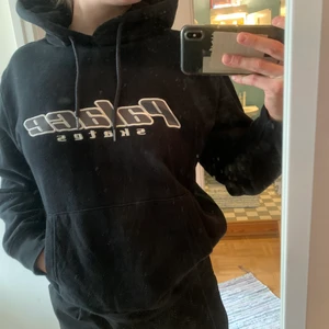 Palace hoodie - Svart palace hoodie nypris 1500. Kommer ej till användning, mycket bra skick. Knappt använd eller utsliten av tvätt osv. Storlek small sitter som M 