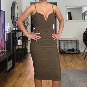 Knä-klänning tajt strl XS  - En tajt fest knä-klänning färgen arme grön strl XS