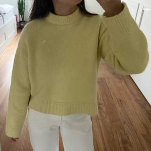 Säljer denna fina gula stickade tröja från Zara. Storleken är S men passar XS/S. Köpt förra året (2021). Den kommer tyvärr inte till användning längre. Använd 2 gånger och i fint skick! (Köparen står för frakten)