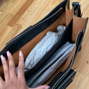 En fin mellan stor väska från zara  - En fin väska från Zara inuti 2 st stora fickor en Mac air får plats exempel bandet kan ha slits lite därför säljs billigt. 
