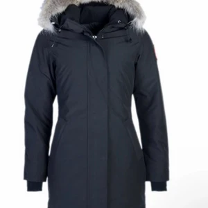 Canada goose jacka  - Säljer min älskade Canada Goose jacka i modellen Victoria parka och som är i storlek S. Säljer jackan pågrund av den har blivit för liten. Vid frågor eller foton på jackan så  kan ni höra av er, Kvitto finns för jackan med. 