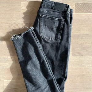 Lågmidjade Levis - Ett par lågmidjade Levis Jeans i modell 711, storlek 27. Ganska mycket stretch i så väldigt sköna! Jag är 169 lång😊