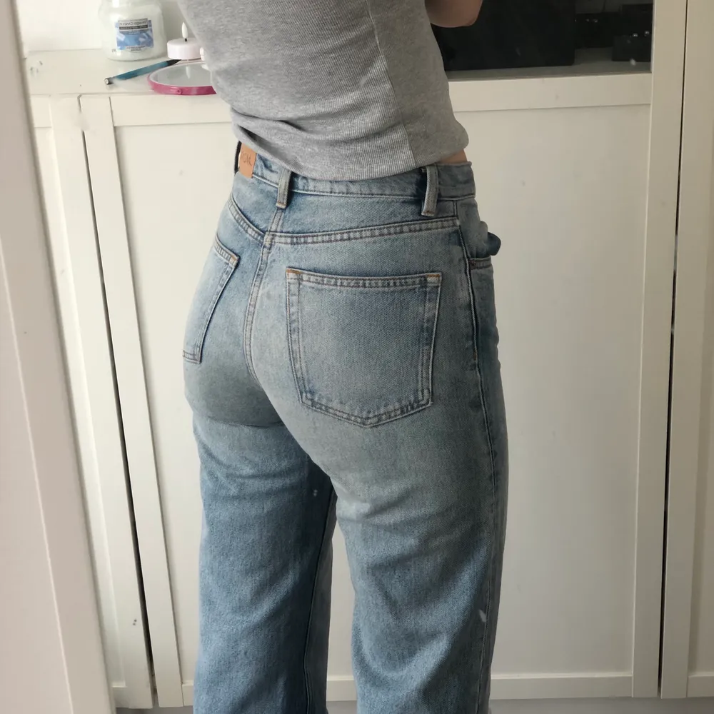 Blåa Vida jeans från monki. Bra skick men säljer pga för små för mig. Köparen står för frakt . Jeans & Byxor.