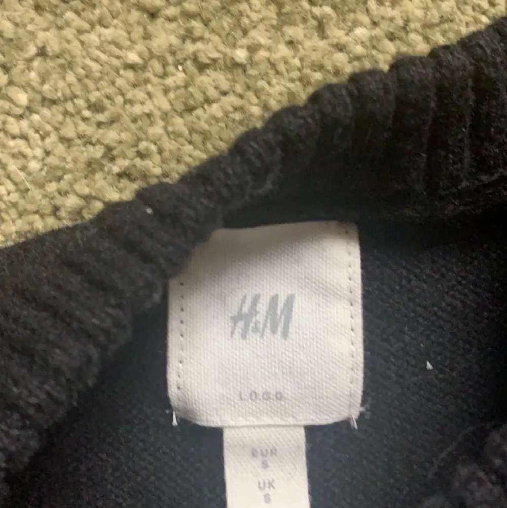 H&M svart stickad tröja i storlek S som är oversized och i väldigt bra skick. Stickat.