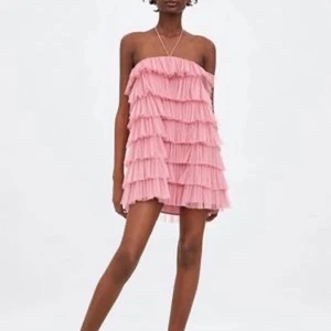 ROSA ZARA TYLL KLÄNNING /SÖKER - Söker denna från zara , storlek spelar ingen roll