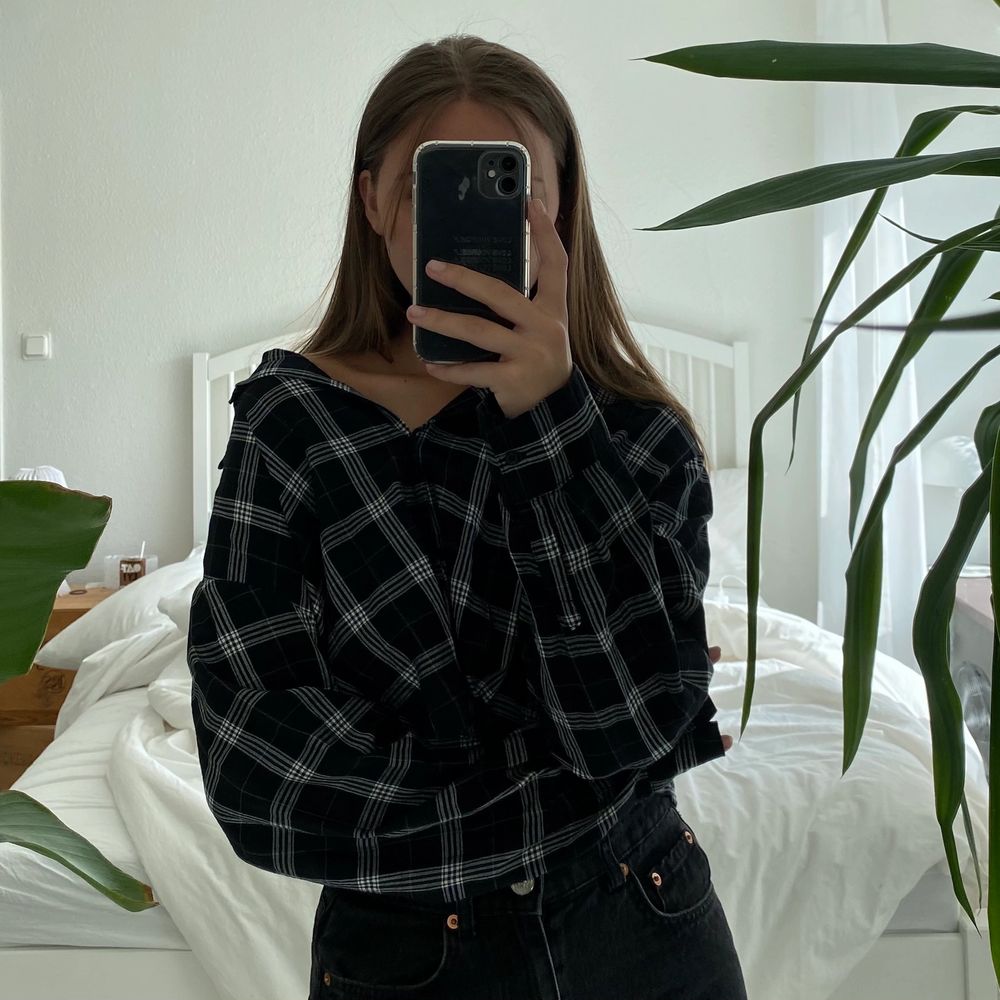 Rutig croppad skjorta från hm<3 skicka privat vid frågor eller intresse🤍. Toppar.