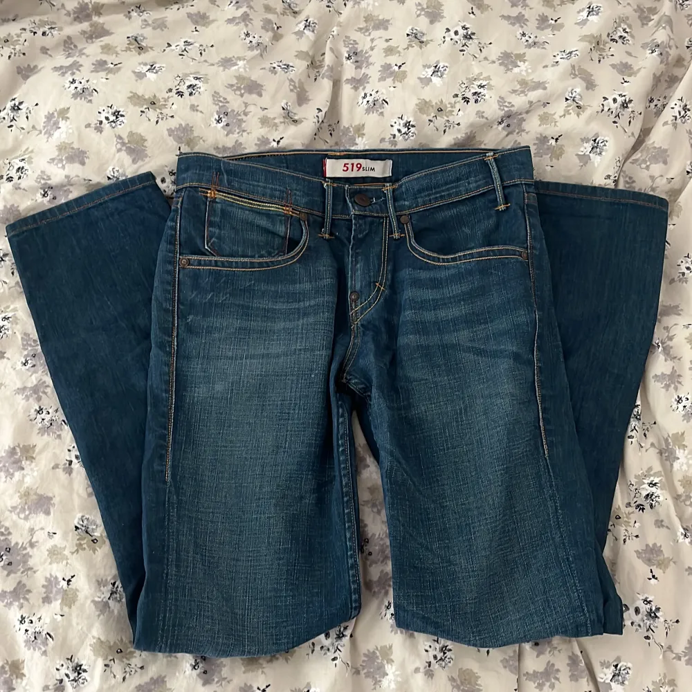 levi’s jeans købt i genbrug. Aldrig brugt, købt for 200 kr💗. Jeans & Byxor.