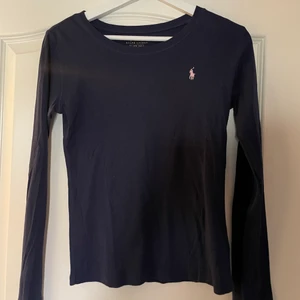 Marinblå Ralph lauren tröja  - Säljer min Ralph lauren tröja som är i barnstorlek L dvs som en storlek XS. Mycket bra skick då den är använd fåtal gånger. Köparen står för frakten!