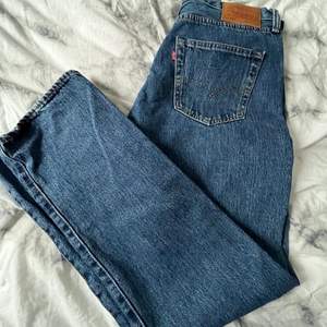 Säljer mina mörkblåa Levis jeans då dom ej andvänd. Storlek 34 i midjan 32 i längden (kill modell). Har gjort en handgjord slits på yttre benen. (Går nog att sy ihop fint om man vill) 399kr inklusive frakt.