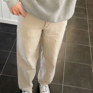 Byxor i tjockare linnetyg - Storlek: 25/32. Fint skick.