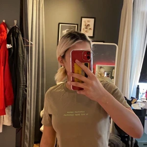 grön beige t-shirt - grå beige t-shorts som har andvända få gånger