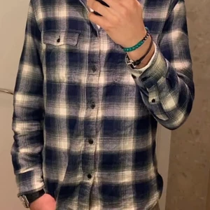 Flanellskjorta - Från Divided, storlek M. I bra skick och inte använd nåt typ.