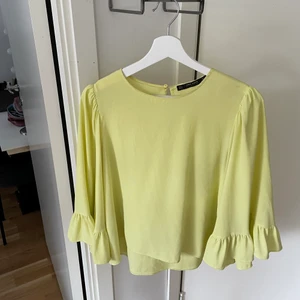 Blus från Zara - Gul blus från Zara, bra skick.