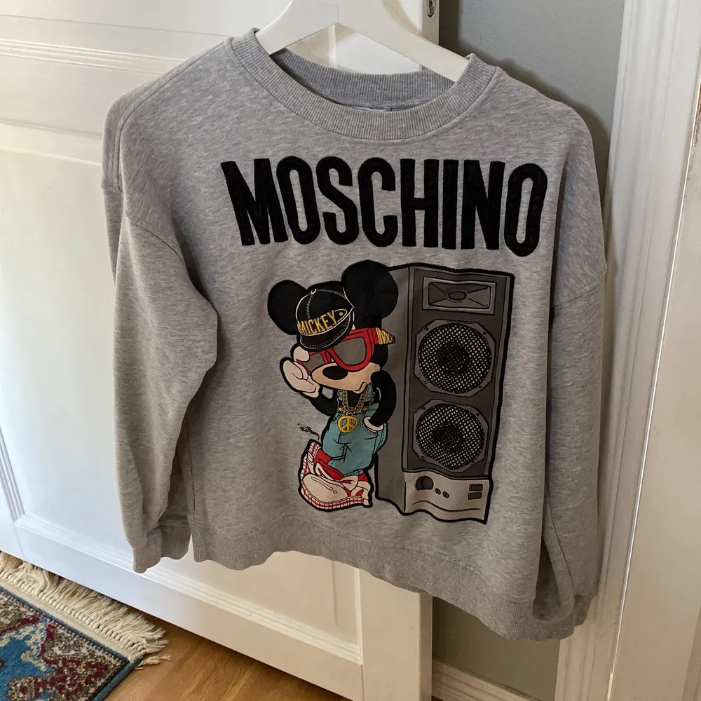 Sweatshirt ifrån hm x moschino, knappt använd så i nyskick!! finns inte att köpa längre . Tröjor & Koftor.