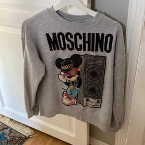 Sweatshirt ifrån hm x moschino, knappt använd så i nyskick!! finns inte att köpa längre 
