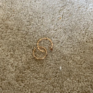 Guldiga runda trendiga örhängen - Trendiga och populära guld örhängen