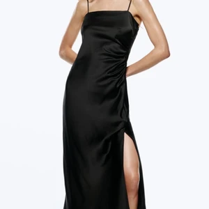 Superfin klänning st M/L - Säljer denna jättefina klänning. Har två stycken, en i stolek M och en i stolek L. De är helt oanvända och prislappen sitter kvar. Säljer pga av att de är för sent att lämna tillbaka! 💕 ordinarie pris är 359 och säljer för 250kr! 