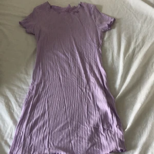 Klänning från shein - En Lila klänning från shein! Använd 1 gång i storlek S/36. Den är tajt och Medel lång. Den har stretch passar en person som har storlek M/38 också!