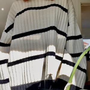 Randig stickad tröja  - Superfin randig stickad tröja från HM i 100% ull som nästan aldrig använts. Tröjan har en oversized fit och är i storlek M. Skriv om ni har frågor ❤️‍🔥