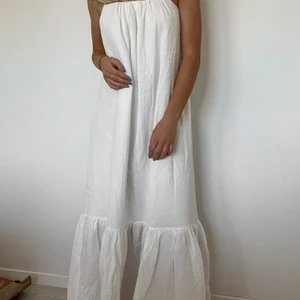 Lojsan Wallin vit klänning - Säljer denna härliga klänning från Lojsan Wallins kollektion med NAKD. Klänningen är helt slutsåld på hemsidan och passar perfekt till en härlig sommar/vår dag 🤍 Helt ny med alla lappar kvar (nypris 699kr). Jag bär stolek 34 men är i vanliga fall en 36, skulle även säga att den passar många fler storlekar än så tack vare den lösa passformen, längden och de justerbara banden 🙌  Kan frakta (även spårbart) eller mötas upp i Göteborg :)
