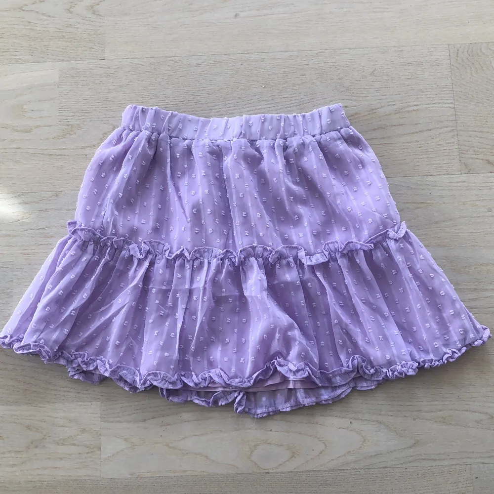 Lila kjol från SHEIN i storlek xs. Aldrig använd endast testade en gång. Köparen står för frakten.. Kjolar.