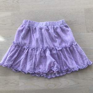 Lila kjol från SHEIN i storlek xs. Aldrig använd endast testade en gång. Köparen står för frakten.