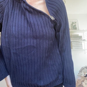 Snygg marinblå stickad tröja🖤⚡️💙 - Säljer denna trendiga stickade tröja från Zara! Dragkedja i halsen så att man kan variera utseendet på tröjan. Jättefint skick, sparsamt använd. Bud gäller men går även att köpa direkt vid bra pris och snabb affär🌟🌟 köpare står för frakt!