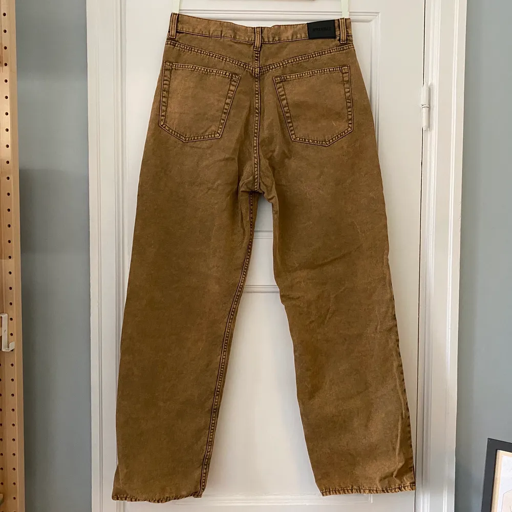 Säljer dessa Weekday jeans i modell Weekday Galaxy Overdyed Trousers. Storlek 29. Midjan är ca 85 cm och längden för innerben är 72 cm. Sparsamt använda!. Jeans & Byxor.