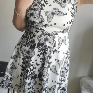 Mönstrad klänning - En svart/vit klänning med fjärilar. Flera år gammal men använd endast någon enstaka gång. Köpt på New Yorker