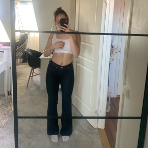 Lågmidjade jeans - Superfina låg/lowmid jeans från BikBok, säljer pga att de inte används längre. Använd ett fåtal gånger men i toppenskick!! Frakt ingår ej❤️