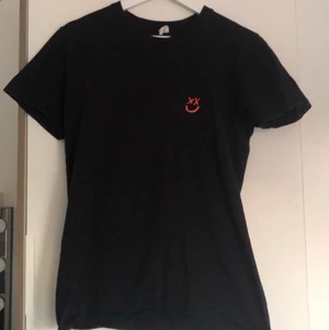Louis tomlinson T shirt - Säljer denna då jag inte använder den, köpte den på hans hemsida för 4åå+frakt och tull, säljer för 350 + frakt, den sitter bra i passformen som M skulle jag säga