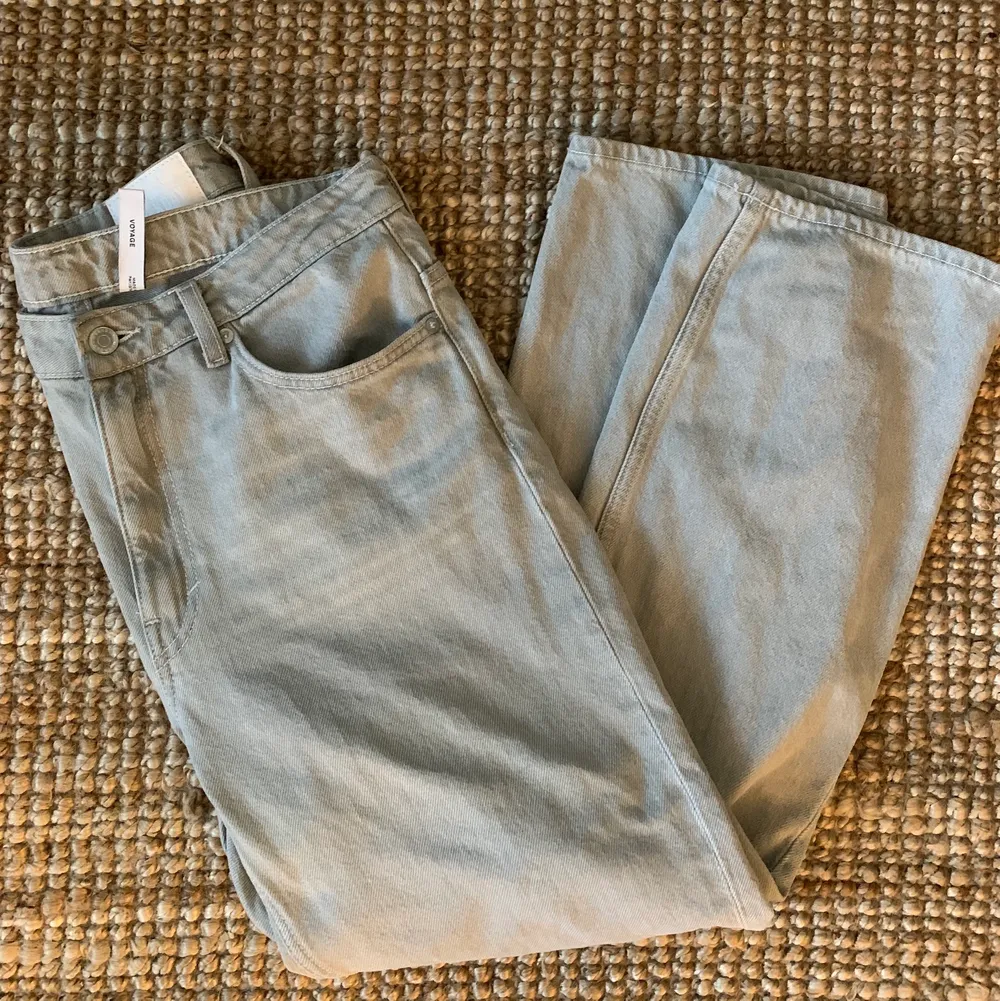 Gråa jeans från Weekday i modellen Voyage, strl W30L28. Tycker inte riktigt som gör sig rätt på bilden på mig då de är för stora. Använda fåtal gånger, nypris 500kr. . Jeans & Byxor.