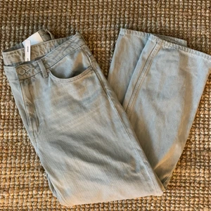 Gråa jeans VOYAGE  - Gråa jeans från Weekday i modellen Voyage, strl W30L28. Tycker inte riktigt som gör sig rätt på bilden på mig då de är för stora. Använda fåtal gånger, nypris 500kr. 