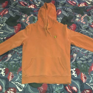 LYLE&SCOTT tröja  - Den här tröja köpte jag för 1 år sedan och den passar inte mig längre så jag bestämde mig för att sälja den för 350 kr storleken är XS skriv om ni är intresserade och för att få mera bilder 