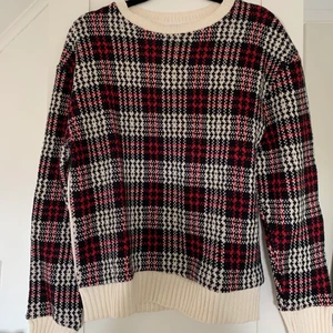 Stickad tröja  - Superhärlig stickad tröja från Mango, använd 1 gång så den är som ny 💙