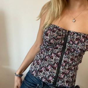 Korsett topp - Så söt korsett i blommigt mönster vet ej vartifrån då ja köpt second hand!! Storlek s 💓
