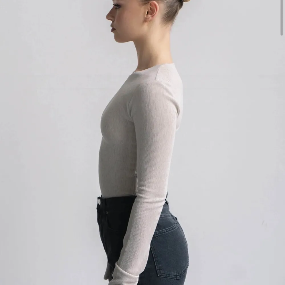 Säljer denna Long sleeve topp från Adsgn i färgen creme. Aldrig använd och är i storlek M. Har den även i navy och älskar dessa toppar! Du kan få mer bilder. . Toppar.