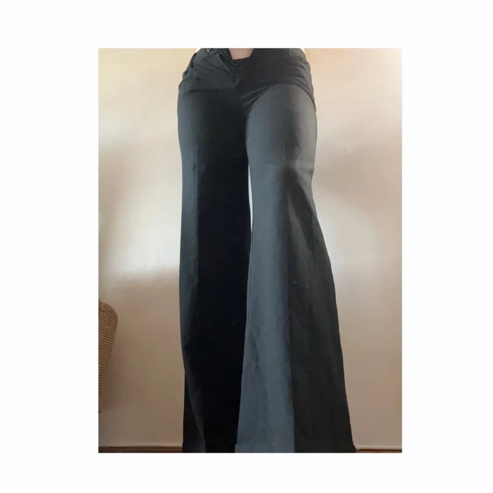 Svarta lågmidjade kostumbyxor från Esprit. Jättefint skick. Storlek 38/40. Innerbenslängd 82cm, midja 42cm. Frakt 66 spårbart. Jeans & Byxor.