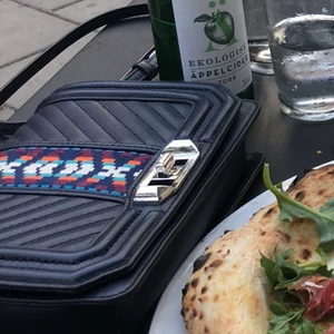 Axelbandsväska Rebecca Minkoff - Köpt för ca 2500 of. Bra skick. 