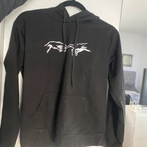 Hoodie - En hoodie från SHEIN i ett svalt material perfekt till sommaren med ett tryck på framsidan 