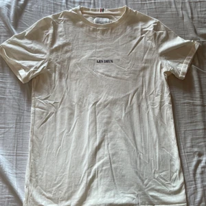 Les Deux t-shirt - En vit Les Deux t-shirt som har använts fåtal gånger, skick 9/10. Priser och fler bilder kan skickas privat! 