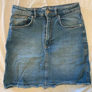 Jeanskjol  - Säljer denna jeanskjolen från Zara, stl S använd men i fint skick💓 (köparen står för frakten på 66kr)