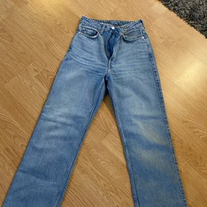 Weekday rowe jeans - Superfina weekday rowe jeans i storlek 26/32 som endast är använda en gång. Säljes enbart på grund av att de blivit för stora för mig. Nypris 500kr, säljes för 250. Kan skicka mer bilder vid intresse :) 