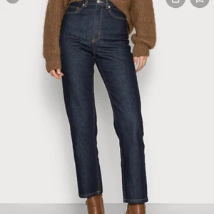 CLAUDIA - Jeans straight leg - Säljer dessa skitsnygga Carin Wester jeans! Säljs pga för små och skickade inte tbx för att jag ändå gillade dom. Men kommit till insikt att de verkligen inte är skönt med för små jeans:( näst intill oanvända! Har lagt ner dom i benen för att dom ska bli längre. Nypris 600kr. Mörkblå och raka i benen men tighta i rumpan. Hör av dig vid frågor eller fler bilder<3